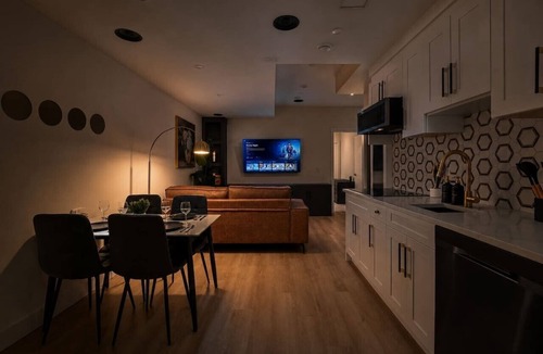 Shaganappi House | Luxury Suite on Shaganappi | Sleeps 4 | Private