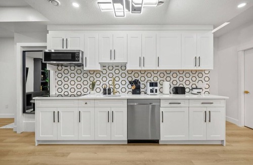Shaganappi House | Luxury Suite on Shaganappi | Sleeps 4 | Private