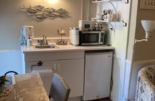 Lakeside Cottage | LVI Suite 15 - Studio Apartment in the Heart of Lakeside