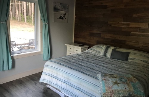 Maple City House | M22 Cabin ~ Just Minutes to Glen Arbor ~ Walk To Sleeping Bear Dunes Lakeshore!