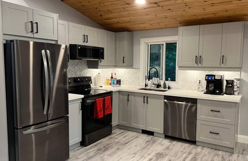 Minden Hills Cottage | Mac's Hideaway Lakeside -3bdr, dog friendlycottage, w/hot tub