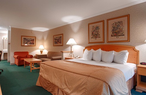 Escanaba Hotel | Magnuson Grand Pioneer Inn and Suites