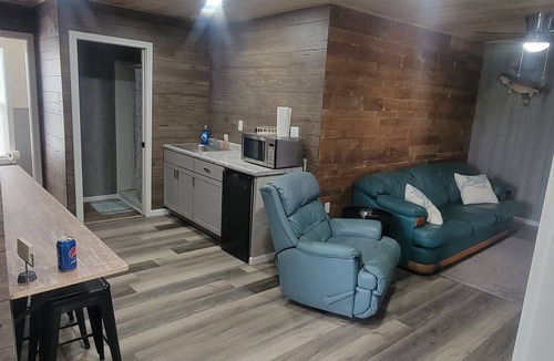 Gypsum Cabin | Make time for Lake Time! Close to FERRIES, BEACHES, & CEDAR POINT! Entire House