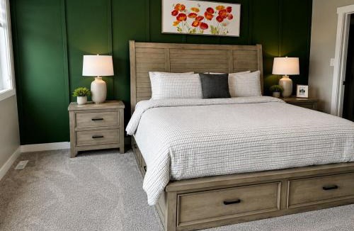 Regina Apartment | Maple Family House Stylish Stay for 8