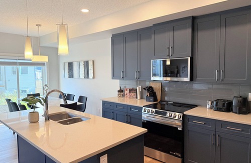Southeast Edmonton House | Maple Retreat| Sleeps 14| 5 Beds+| Themed Bdrm
