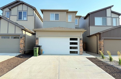 Southeast Edmonton House | Maple Retreat| Sleeps 14| 5 Beds+| Themed Bdrm