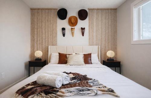 Southeast Edmonton House | Maple Retreat Sleeps 14 5 Beds Themed Bdrm