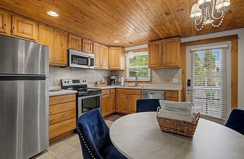 Saugatuck Villa | Maple Ridge Blue Cottage-HOT TUB!