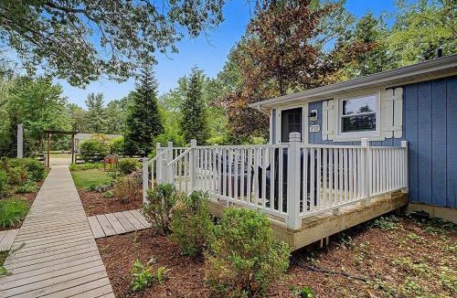 Saugatuck Villa | Maple Ridge Blue Cottage-HOT TUB