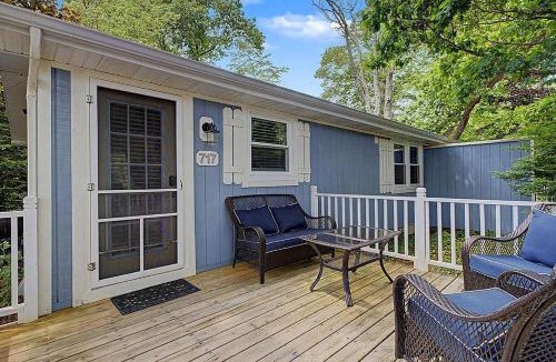 Saugatuck Villa | Maple Ridge Blue Cottage-HOT TUB