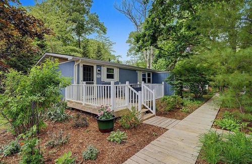Saugatuck Villa | Maple Ridge Blue Cottage-HOT TUB