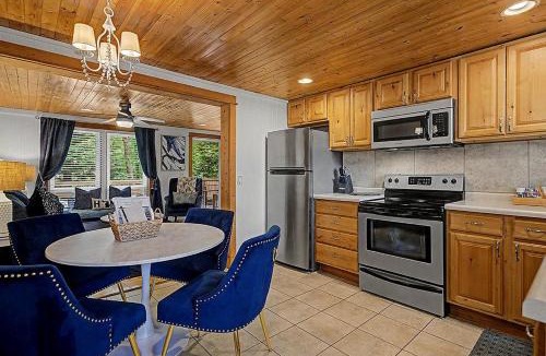 Saugatuck Villa | Maple Ridge Blue Cottage-HOT TUB
