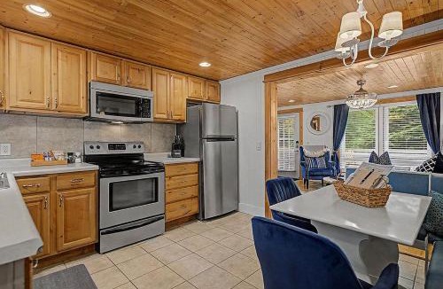 Saugatuck Villa | Maple Ridge Green Cottage HOT TUB