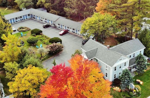 Williamstown Hotel | Maple Terrace