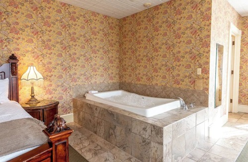 Geneseo Bed & Breakfast | Mark Twain Room - Big Tree Inn - In-Room Jacuzzi