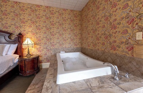 Geneseo Bed & Breakfast | Mark Twain Room - Big Tree Inn - In-Room Jacuzzi