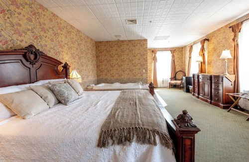 Geneseo Bed & Breakfast | Mark Twain Room - Big Tree Inn - In-Room Jacuzzi
