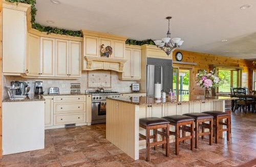 Stamford House | Massive 6BR 5BA Country Home with Central AC