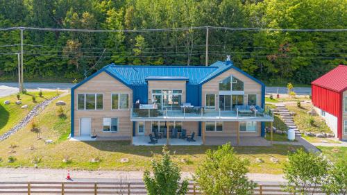 Petite-Riviere-Saint-Francois Ski Chalet | Mer et Mont 1223: Spa & River Views Near Le Massif