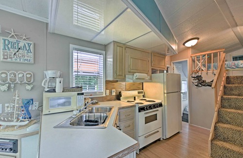Put-in-Bay Villa | Middle Bass Island Escape: Resort Pool & Bar!