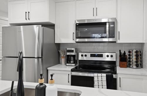 Southeast Calgary House | Modern 1BR South Health Campus Free Parking