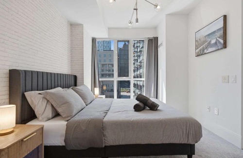 Wellington Place House | Modern 1BR - Walk to CN Tower - Sleeps 4