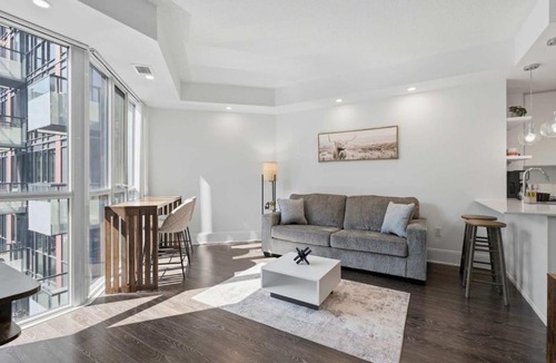 Wellington Place House | Modern 1BR - Walk to CN Tower - Sleeps 4