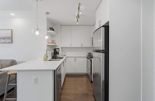 Wellington Place House | Modern 1BR - Walk to CN Tower - Sleeps 4