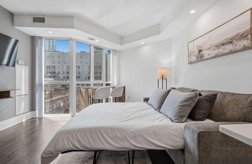 Wellington Place House | Modern 1BR - Walk to CN Tower - Sleeps 4