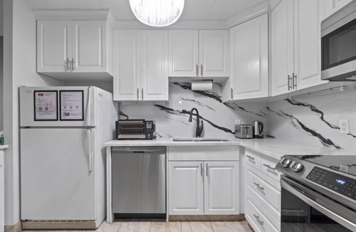 Beltline Condo | Modern 2-bedroom next to Stampede +17th w/Parking
