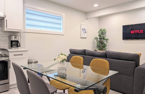 West Edmonton House | Modern 2 Bedroom Suite - 10 mins to WEM