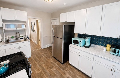 Utica Apartment | Modern 2BR Apartment with Office Near Wynn Hospital