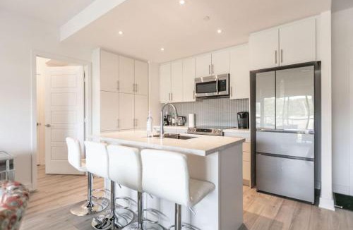Innisfil Apartment | Modern 2BR Getaway with Balcony, BBQ and Parking