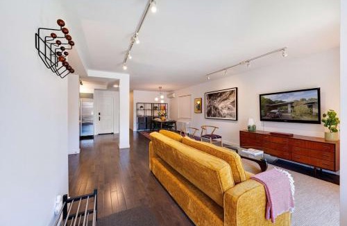 Lawrence Park South Apartment | Modern 2BR House, Cozy, Family-Friendly & Central