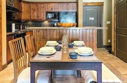 Radium Hot Springs Apartment | Modern 2BR - Scenic Balcony Views - Hot tub - Pool