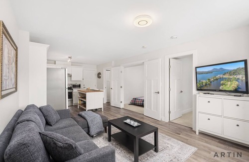 Central Lonsdale Apartment | Modern 2BR Suite Near Lonsdale & Mountains