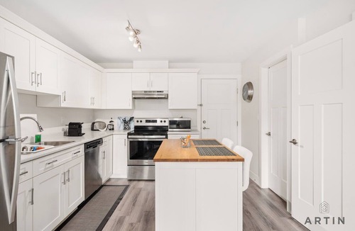 Central Lonsdale Apartment | Modern 2BR Suite Near Lonsdale & Mountains