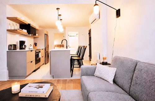 Shaughnessy Village Apartment | Modern 3 Bedroom Downtown Flat with Parking