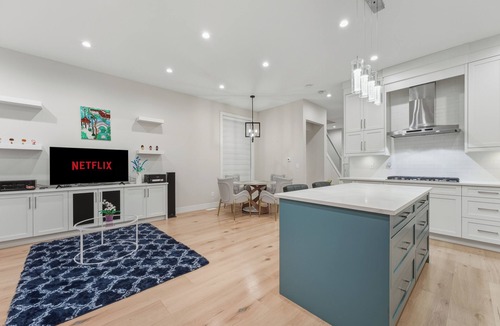Surrey House | Modern 3BR 3.5BA Family Home in South Surrey