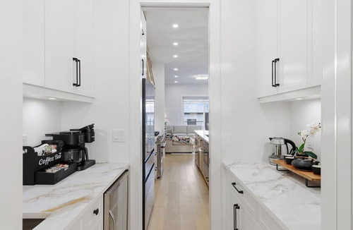 Rosscarrock House | Modern 3BR Home Downtown Free Parking Sleeps 8
