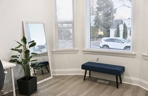 St. James House | Modern 3BR Home near Airport & PoloPark | Sleeps 8