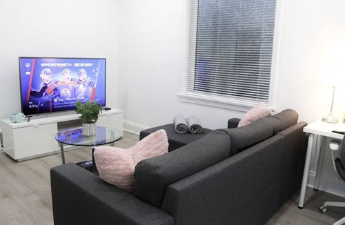 St. James House | Modern 3BR Home near Airport & PoloPark | Sleeps 8