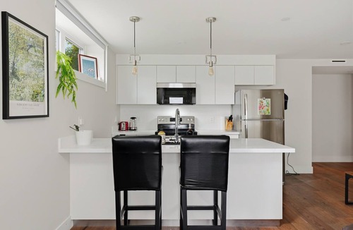 Riley Park-Little Mountain House | Modern 3BR QE Park & 7-Min Walk to SkyTrain