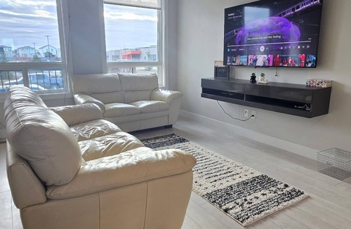 Lethbridge House | Modern 3BR Townhouse - Comfort & Convenience