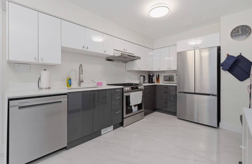 Marpole House | Modern 5BR Oasis | Near Skytrain Airport and Shops