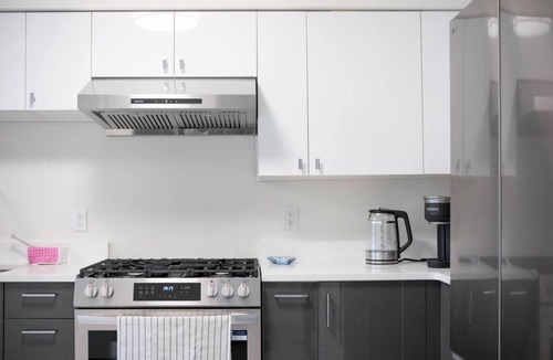 Marpole House | Modern 5BR Oasis | Near Skytrain Airport and Shops
