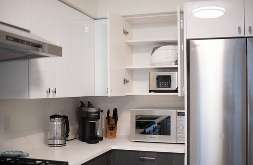 Marpole House | Modern 5BR Oasis | Near Skytrain Airport and Shops