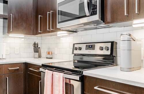 Beachwood Apartment | Modern Apartment in Prime Location (ID2685X5)