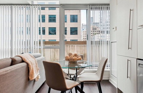Downtown Toronto Apartment | Modern Central 1-BR Condo in DT Toronto