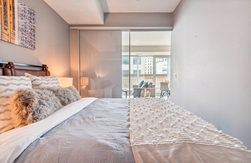 Downtown Toronto Apartment | Modern Central 1-BR Condo in DT Toronto